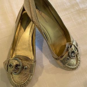 BCBGeneration Moc-Toe Gold Flats Size-7